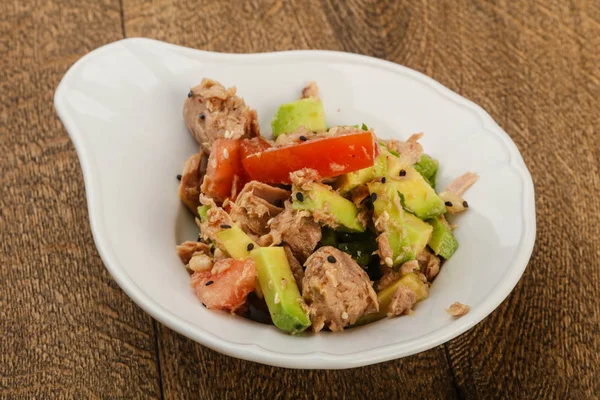 Ensalada de atún y aguacate —  Fotos de Stock