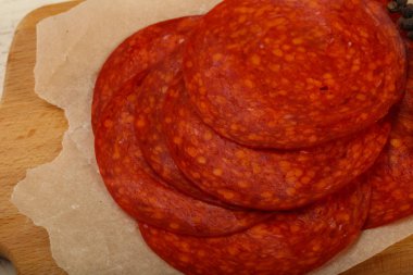 dilimlenmiş chorizo sosis