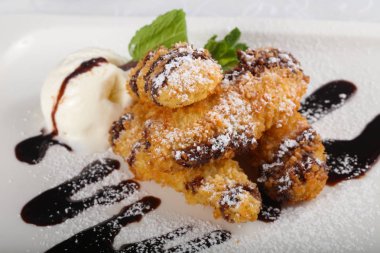 Gevrek muz dondurma ile