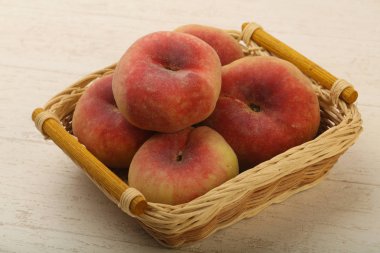 Olgun tatlı şeftali