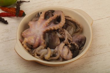 Kabın içinde ham ahtapot