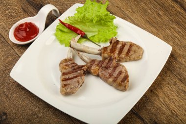 Domates soslu ızgara kuzu