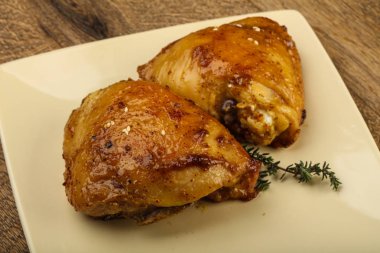 Kızarmış tavuk butları.