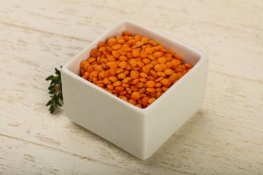 Kabın içinde portakal mercimek