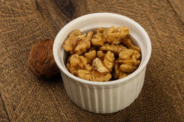 Открытые грецкие орехи в миске — стоковое фото