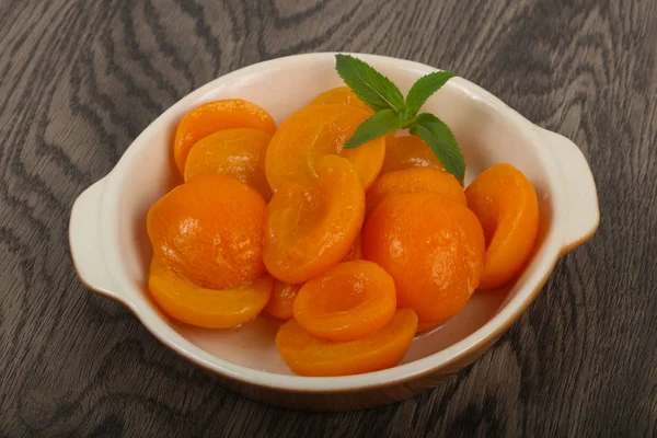 Консервированные абрикосы — стоковое фото