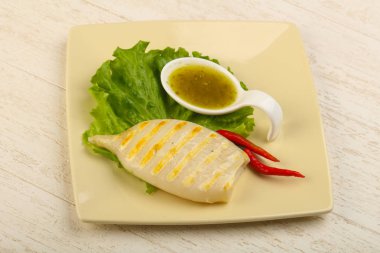 Izgara kalamar deniz ürünleri sos ile