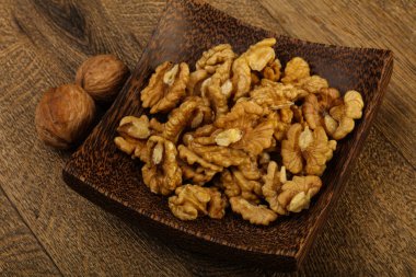 Kabın içinde açık ceviz