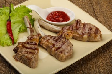 Domates soslu ızgara kuzu