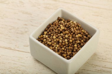 Kabın içinde kişniş tohumu