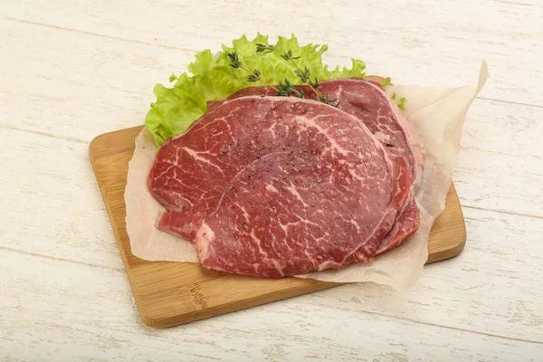 Schnitzel de carne cruda — Foto de Stock