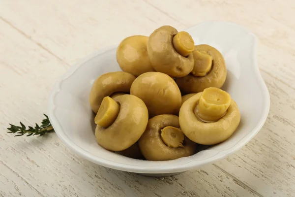 Marinierte Champignons in der Schüssel — Stockfoto