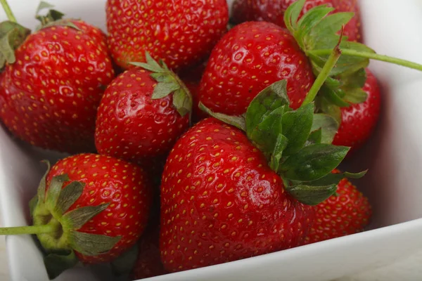 Kabın içinde olgun çilek