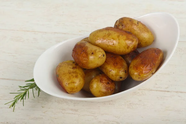 Junge Ofenkartoffeln — Stockfoto