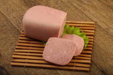 Jambon salata yaprakları üzerinde