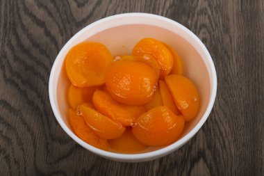 Tatlı konserve kayısı