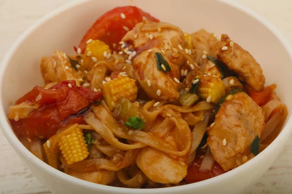 Tavuk lezzetli makarna