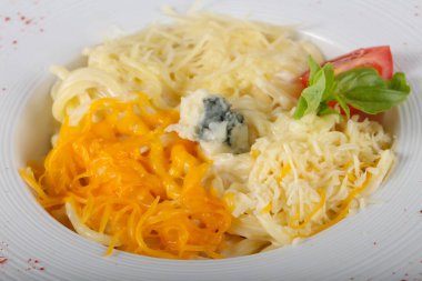 Dört peynir ile lezzetli makarna