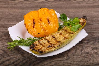 Kızarmış kabak biber ile