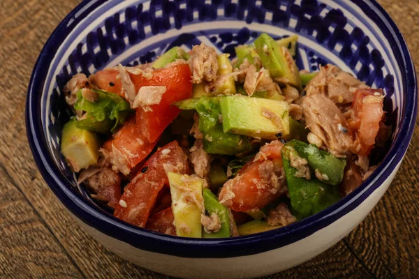 Ensalada de atún y aguacate —  Fotos de Stock