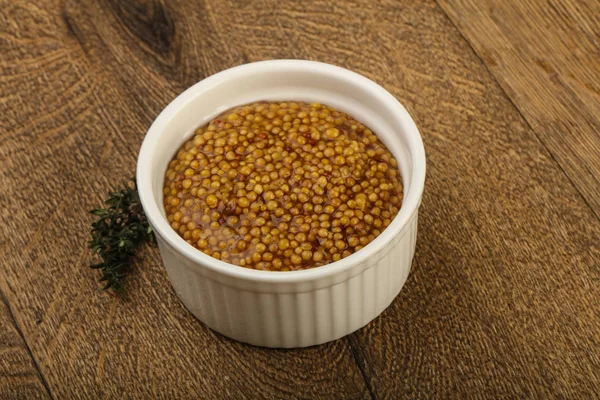 Dijon hardalı kabın içinde