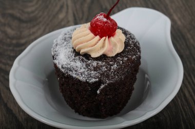 Tatlı kek kiraz ile