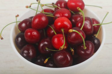 Kabın içinde tatlı kiraz