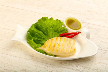 Izgara kalamar deniz ürünleri sos ile