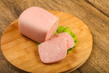 Jambon salata yaprakları üzerinde