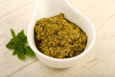 Pesto sos kabın içinde