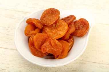 Kasede kurutulmuş kayısı.