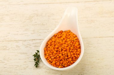 Kabın içinde portakal mercimek