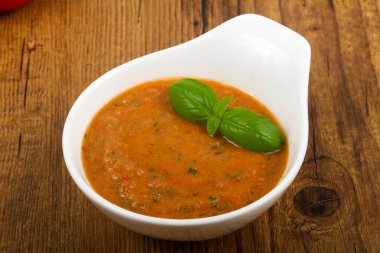 Kabın içinde Gazpacho çorbası