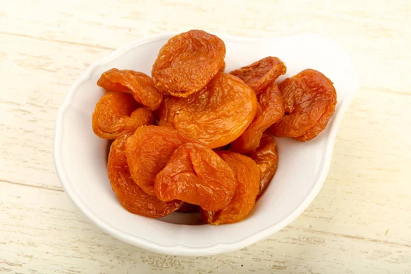 Kasede kurutulmuş kayısı.