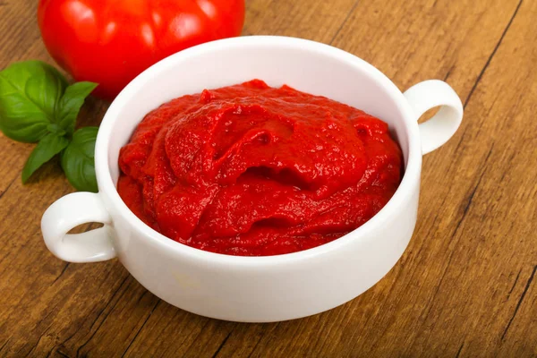 Pasta de tomate en el bowl —  Fotos de Stock