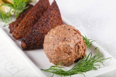 Ekmek ile yayılmış karaciğer