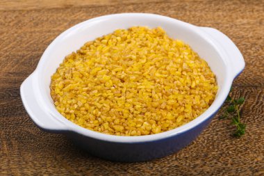 Ham bulgur yığın kabın içinde