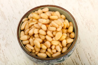 Sedir fındık yığın kabın içinde 