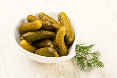 Kabın içinde salatalık turşusu