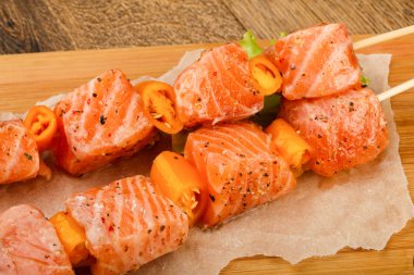 Çiğ somon şişleri
