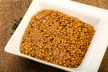 Dijon hardalı kabın içinde