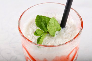 Süt şurubu ile kokteyl