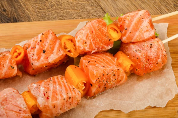 Çiğ somon şişleri