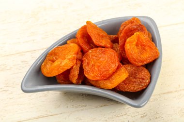 Kasede kurutulmuş kayısı.