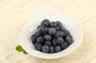 Kabın içinde olgunlaşmış yaban mersini