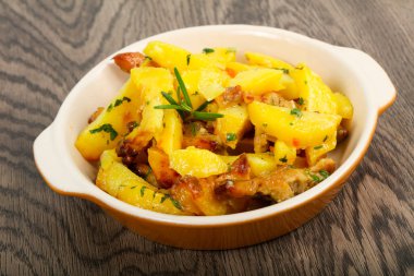 Domuz eti ile kızarmış patates