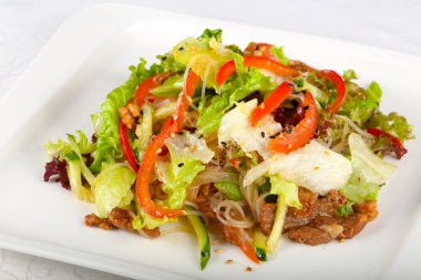 Domuz eti ve şehriye salatası