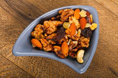 Fındık karışımı yığın kabın içinde