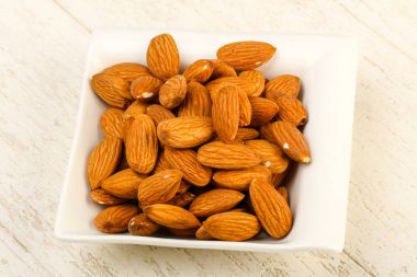 Kabın içinde olgunlaşmış badem 