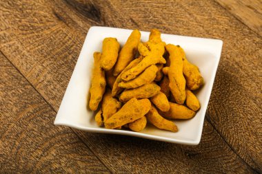 Tumeric kökü kabın içinde 